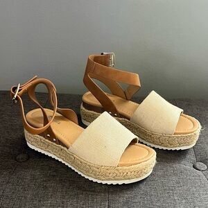 Women's Tan and Cream Espadrille Sandals Soda. NEW w/ box!